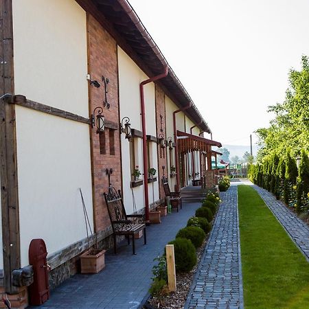 Country Court Bed and Breakfast Curteni Εξωτερικό φωτογραφία