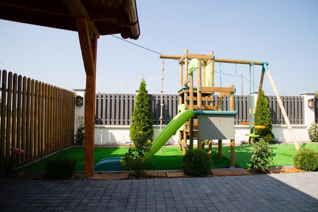 Country Court Bed and Breakfast Curteni Εξωτερικό φωτογραφία