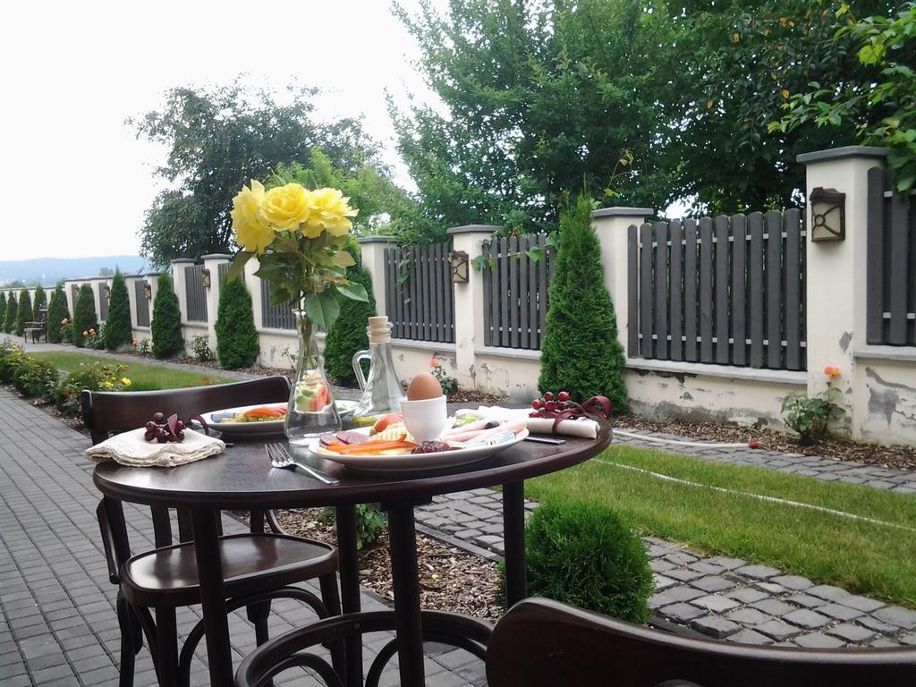 Country Court Bed and Breakfast Curteni Εξωτερικό φωτογραφία